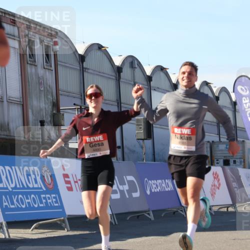 03.10.2025 - Köhlbrandbrückenlauf Luisa Fischer http://msf.ph/oto/9030997 03.10.2025 13:05:08 Ziel 4098, 4175, 4217, 4256, 4490, 4585, 4751, 5670, 5785, 5951, 5952, 6561, 6719 meine-sportfotos.de