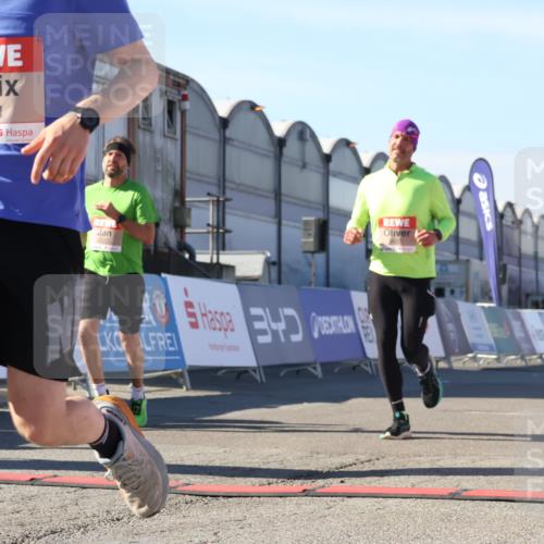03.10.2025 - Köhlbrandbrückenlauf Luisa Fischer http://msf.ph/oto/9031093 03.10.2025 13:05:19 Ziel 4272, 4344, 4390, 4490, 4496, 4585, 4877, 5637, 5969, 6041, 6044, 6081 meine-sportfotos.de