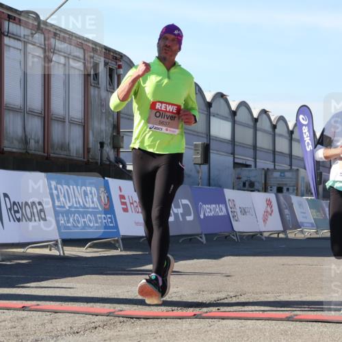 03.10.2025 - Köhlbrandbrückenlauf Luisa Fischer http://msf.ph/oto/9031108 03.10.2025 13:05:20 Ziel 4272, 4344, 4390, 4490, 4496, 4584, 4585, 4877, 5637, 5969, 6041, 6044, 6081 meine-sportfotos.de