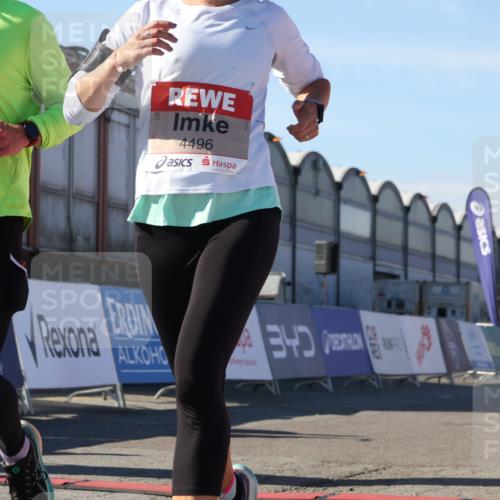 03.10.2025 - Köhlbrandbrückenlauf Luisa Fischer http://msf.ph/oto/9031129 03.10.2025 13:05:21 Ziel 4272, 4344, 4390, 4496, 4584, 4877, 5637, 5969, 6041, 6044, 6081 meine-sportfotos.de