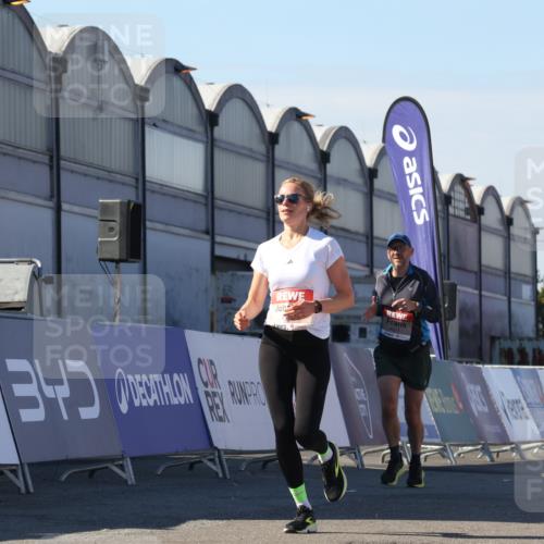 03.10.2025 - Köhlbrandbrückenlauf Luisa Fischer http://msf.ph/oto/9031133 03.10.2025 13:05:23 Ziel 4011, 4272, 4344, 4390, 4496, 4584, 4877, 5637, 5969, 6041, 6044, 6081 meine-sportfotos.de