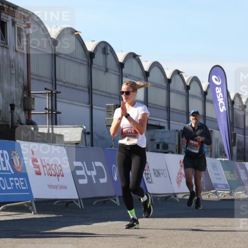 03.10.2025 - Köhlbrandbrückenlauf Luisa Fischer http://msf.ph/oto/9031140 03.10.2025 13:05:24 Ziel 4011, 4272, 4344, 4390, 4496, 4584, 4877, 5637, 5969, 6041, 6044, 6081 meine-sportfotos.de