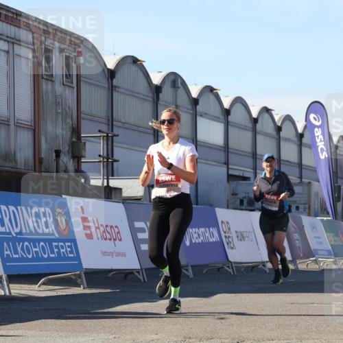 03.10.2025 - Köhlbrandbrückenlauf Luisa Fischer http://msf.ph/oto/9031142 03.10.2025 13:05:24 Ziel 4011, 4272, 4344, 4390, 4496, 4584, 4877, 5637, 5969, 6041, 6044, 6081 meine-sportfotos.de