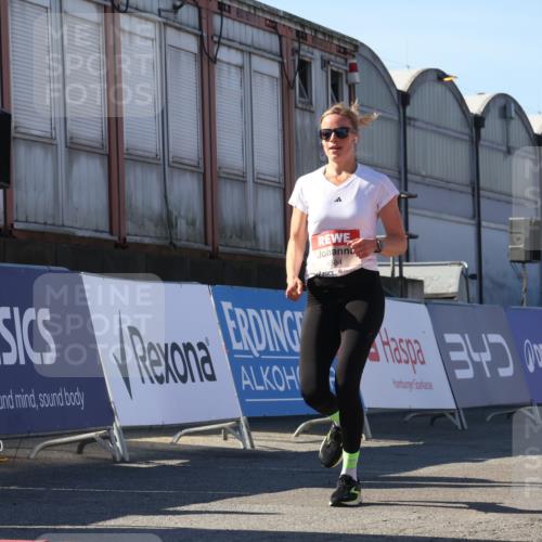 03.10.2025 - Köhlbrandbrückenlauf Luisa Fischer http://msf.ph/oto/9031150 03.10.2025 13:05:25 Ziel 4011, 4272, 4344, 4390, 4496, 4584, 4877, 5637, 5969, 6041, 6044, 6081 meine-sportfotos.de