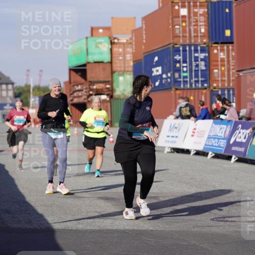 03.10.2025 - Köhlbrandbrückenlauf Michael Burmester http://msf.ph/oto/9031163 03.10.2025 10:36:56 Ziel 2324, 2738, 2741, 2757, 2781, 3571 meine-sportfotos.de