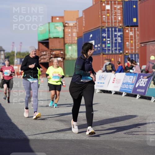 03.10.2025 - Köhlbrandbrückenlauf Michael Burmester http://msf.ph/oto/9031167 03.10.2025 10:36:56 Ziel 2324, 2738, 2741, 2757, 2781, 3571 meine-sportfotos.de