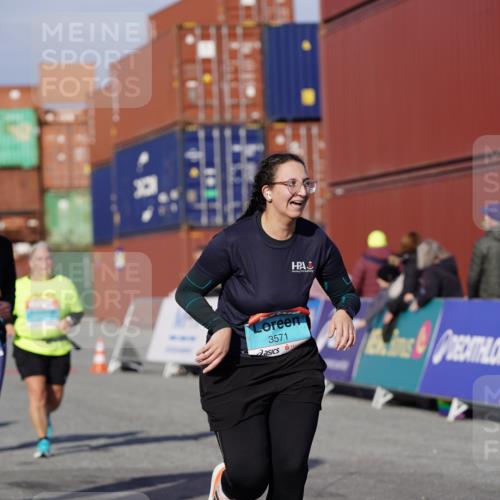 03.10.2025 - Köhlbrandbrückenlauf Michael Burmester http://msf.ph/oto/9031169 03.10.2025 10:36:57 Ziel 2324, 2738, 2741, 2757, 3571 meine-sportfotos.de