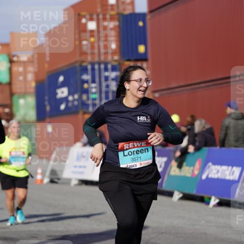 03.10.2025 - Köhlbrandbrückenlauf Michael Burmester http://msf.ph/oto/9031173 03.10.2025 10:36:57 Ziel 2324, 2738, 2741, 2757, 3571 meine-sportfotos.de