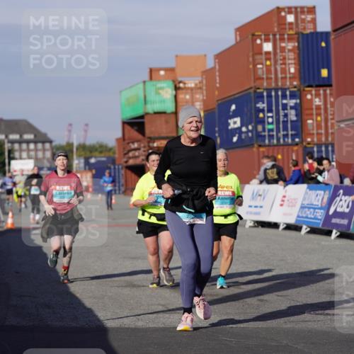 03.10.2025 - Köhlbrandbrückenlauf Michael Burmester http://msf.ph/oto/9031183 03.10.2025 10:36:58 Ziel 2324, 2738, 2741, 2757, 3571 meine-sportfotos.de