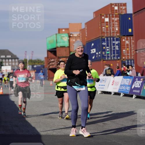 03.10.2025 - Köhlbrandbrückenlauf Michael Burmester http://msf.ph/oto/9031189 03.10.2025 10:36:58 Ziel 2324, 2738, 2741, 2757, 3571 meine-sportfotos.de