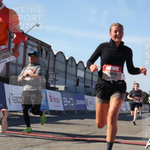 03.10.2025 - Köhlbrandbrückenlauf Luisa Fischer http://msf.ph/oto/9031190 03.10.2025 13:05:33 Ziel 4011, 4062, 4161, 4278, 4384, 4584, 5468, 6281 meine-sportfotos.de