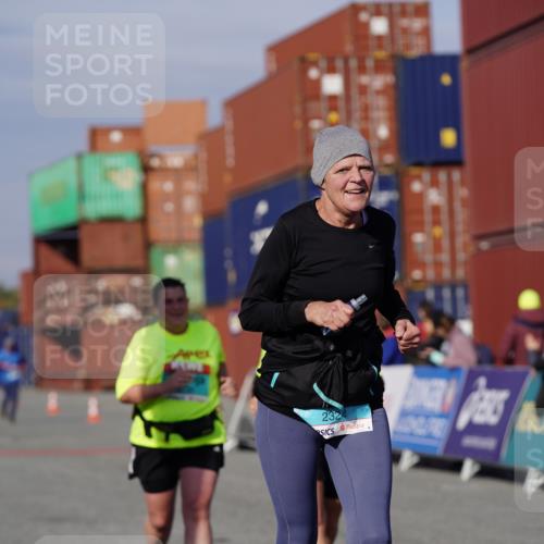 03.10.2025 - Köhlbrandbrückenlauf Michael Burmester http://msf.ph/oto/9031192 03.10.2025 10:36:59 Ziel 2324, 2738, 2741, 2757, 3571 meine-sportfotos.de
