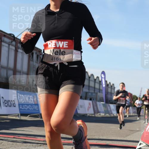03.10.2025 - Köhlbrandbrückenlauf Luisa Fischer http://msf.ph/oto/9031194 03.10.2025 13:05:33 Ziel 4011, 4062, 4161, 4278, 4384, 4584, 5468, 6281 meine-sportfotos.de