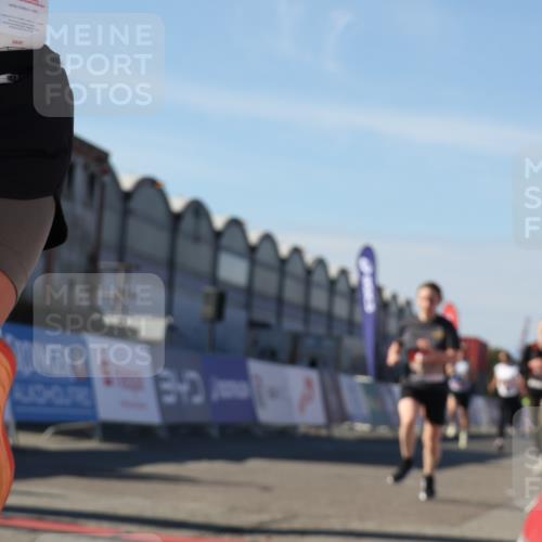 03.10.2025 - Köhlbrandbrückenlauf Luisa Fischer http://msf.ph/oto/9031199 03.10.2025 13:05:33 Ziel 4011, 4062, 4161, 4278, 4384, 4584, 5468, 6281 meine-sportfotos.de