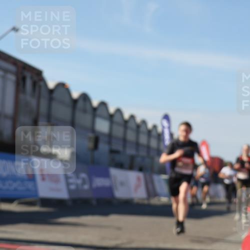 03.10.2025 - Köhlbrandbrückenlauf Luisa Fischer http://msf.ph/oto/9031201 03.10.2025 13:05:34 Ziel 4011, 4062, 4161, 4278, 4384, 4584, 5468, 6281 meine-sportfotos.de