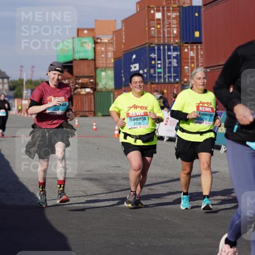 03.10.2025 - Köhlbrandbrückenlauf Michael Burmester http://msf.ph/oto/9031203 03.10.2025 10:37:00 Ziel 2324, 2738, 2741, 2757, 3571 meine-sportfotos.de