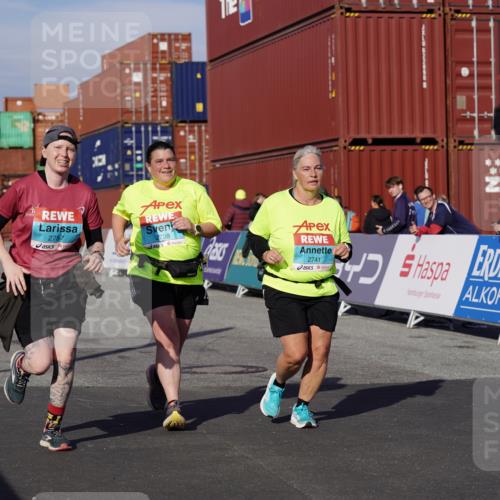 03.10.2025 - Köhlbrandbrückenlauf Michael Burmester http://msf.ph/oto/9031207 03.10.2025 10:37:01 Ziel 2324, 2606, 2738, 2741, 2757, 3571 meine-sportfotos.de