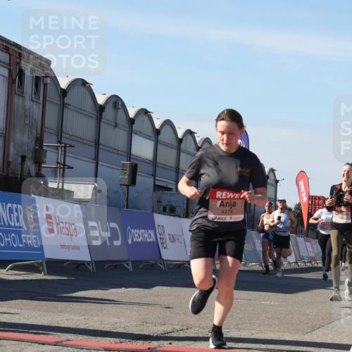 03.10.2025 - Köhlbrandbrückenlauf Luisa Fischer http://msf.ph/oto/9031210 03.10.2025 13:05:34 Ziel 4011, 4062, 4161, 4278, 4384, 4584, 5468, 6281 meine-sportfotos.de