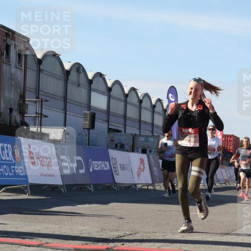 03.10.2025 - Köhlbrandbrückenlauf Luisa Fischer http://msf.ph/oto/9031224 03.10.2025 13:05:36 Ziel 4011, 4062, 4161, 4278, 4296, 4332, 4384, 4584, 5468, 5676, 6281, 6786, 6787 meine-sportfotos.de