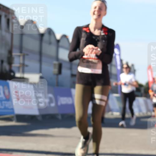 03.10.2025 - Köhlbrandbrückenlauf Luisa Fischer http://msf.ph/oto/9031234 03.10.2025 13:05:37 Ziel 4011, 4062, 4161, 4278, 4296, 4332, 4384, 5468, 5676, 6281, 6786, 6787 meine-sportfotos.de