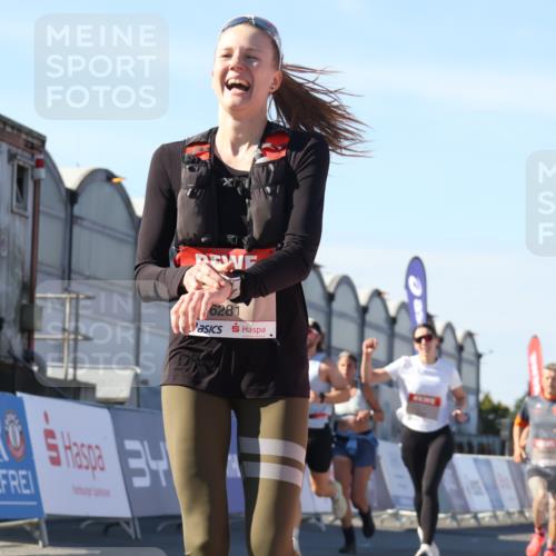 03.10.2025 - Köhlbrandbrückenlauf Luisa Fischer http://msf.ph/oto/9031236 03.10.2025 13:05:37 Ziel 4011, 4062, 4161, 4278, 4296, 4332, 4384, 5468, 5676, 6281, 6786, 6787 meine-sportfotos.de