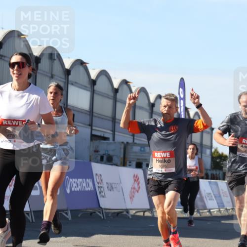 03.10.2025 - Köhlbrandbrückenlauf Luisa Fischer http://msf.ph/oto/9031263 03.10.2025 13:05:40 Ziel 4062, 4133, 4161, 4278, 4296, 4332, 4384, 4564, 5468, 5676, 5964, 6281, 6786, 6787 meine-sportfotos.de