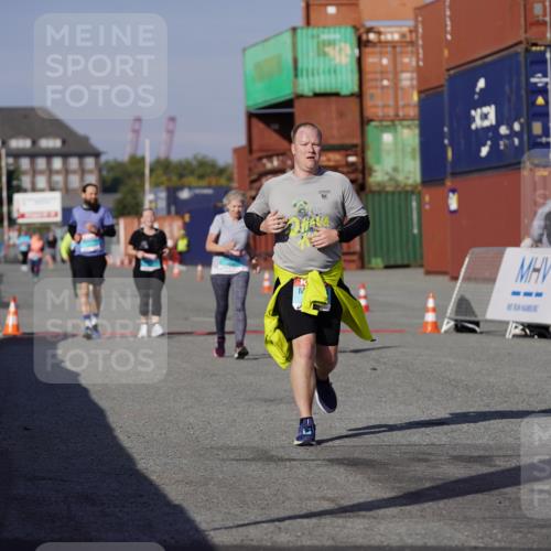 03.10.2025 - Köhlbrandbrückenlauf Michael Burmester http://msf.ph/oto/9031276 03.10.2025 10:37:15 Ziel 1958, 2153, 2238, 2487, 3298 meine-sportfotos.de
