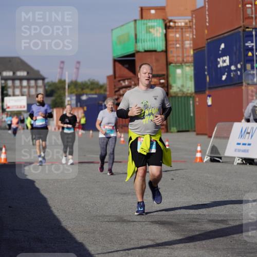 03.10.2025 - Köhlbrandbrückenlauf Michael Burmester http://msf.ph/oto/9031283 03.10.2025 10:37:15 Ziel 1958, 2153, 2238, 2487, 3298 meine-sportfotos.de