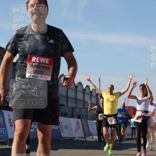 03.10.2025 - Köhlbrandbrückenlauf Luisa Fischer http://msf.ph/oto/9031289 03.10.2025 13:05:43 Ziel 4062, 4066, 4133, 4161, 4278, 4290, 4296, 4332, 4384, 4467, 4564, 4599, 5468, 5676, 5964, 6281, 6631, 6642, 6786, 6787 meine-sportfotos.de