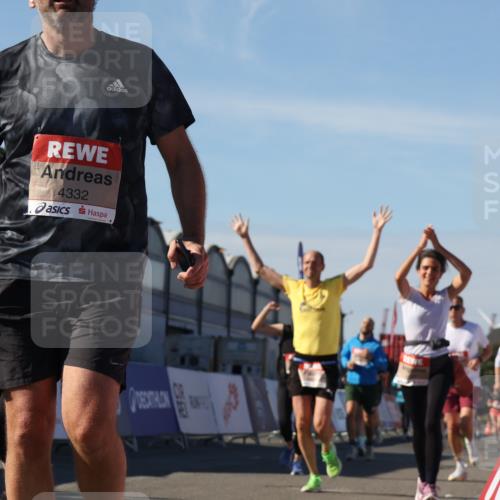 03.10.2025 - Köhlbrandbrückenlauf Luisa Fischer http://msf.ph/oto/9031291 03.10.2025 13:05:43 Ziel 4062, 4066, 4133, 4161, 4278, 4290, 4296, 4332, 4384, 4467, 4564, 4599, 5468, 5676, 5964, 6281, 6631, 6642, 6786, 6787 meine-sportfotos.de