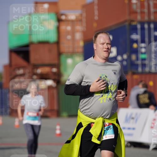 03.10.2025 - Köhlbrandbrückenlauf Michael Burmester http://msf.ph/oto/9031292 03.10.2025 10:37:16 Ziel 1958, 2153, 2238, 2487, 3298 meine-sportfotos.de
