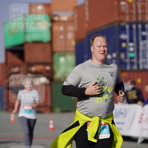 03.10.2025 - Köhlbrandbrückenlauf Michael Burmester http://msf.ph/oto/9031296 03.10.2025 10:37:16 Ziel 1958, 2153, 2238, 2487, 3298 meine-sportfotos.de