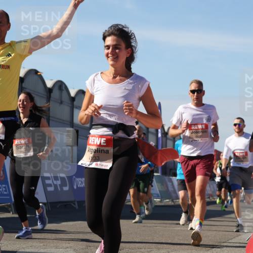 03.10.2025 - Köhlbrandbrückenlauf Luisa Fischer http://msf.ph/oto/9031317 03.10.2025 13:05:46 Ziel 4066, 4133, 4290, 4296, 4332, 4335, 4336, 4413, 4467, 4564, 4599, 4643, 5676, 5964, 6281, 6631, 6642, 6786, 6787 meine-sportfotos.de