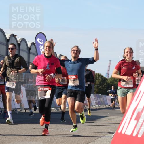 03.10.2025 - Köhlbrandbrückenlauf Luisa Fischer http://msf.ph/oto/9031373 03.10.2025 13:05:54 Ziel 4066, 4133, 4290, 4302, 4327, 4328, 4335, 4336, 4413, 4467, 4564, 4599, 4643, 4761, 4954, 5764, 5964, 6158, 6214, 6305, 6533, 6631, 6642, 6720 meine-sportfotos.de