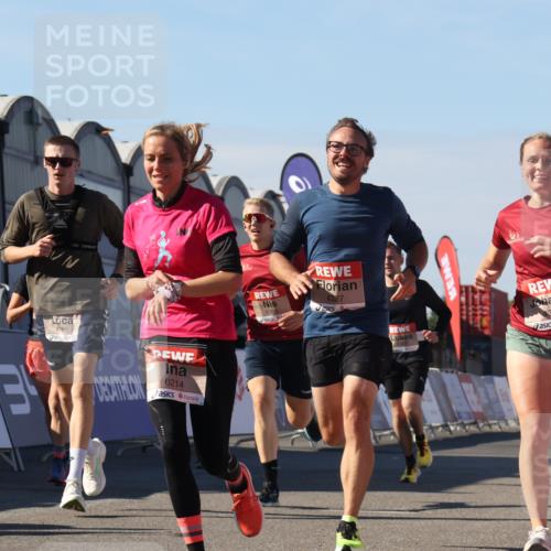 03.10.2025 - Köhlbrandbrückenlauf Luisa Fischer http://msf.ph/oto/9031385 03.10.2025 13:05:55 Ziel 4066, 4133, 4290, 4302, 4327, 4328, 4335, 4336, 4413, 4467, 4564, 4599, 4643, 4761, 4954, 5096, 5764, 5964, 6158, 6214, 6305, 6533, 6631, 6642, 6720 meine-sportfotos.de