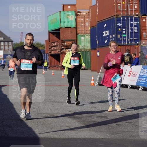 03.10.2025 - Köhlbrandbrückenlauf Michael Burmester http://msf.ph/oto/9031408 03.10.2025 10:37:36 Ziel 1988, 2390, 2505 meine-sportfotos.de
