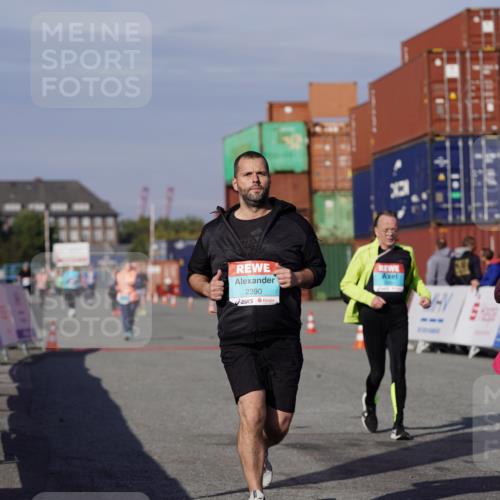 03.10.2025 - Köhlbrandbrückenlauf Michael Burmester http://msf.ph/oto/9031436 03.10.2025 10:37:37 Ziel 1988, 2390, 2505 meine-sportfotos.de