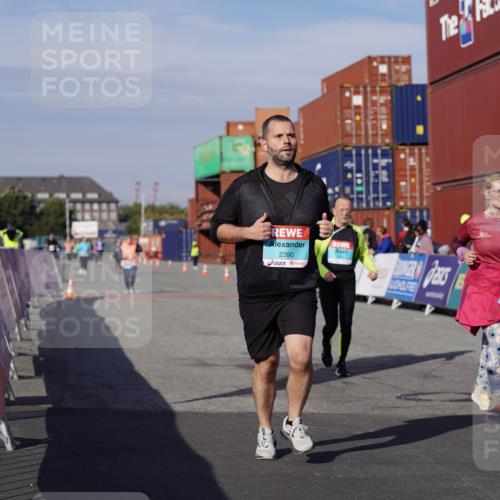 03.10.2025 - Köhlbrandbrückenlauf Michael Burmester http://msf.ph/oto/9031446 03.10.2025 10:37:38 Ziel 1988, 2390, 2505 meine-sportfotos.de