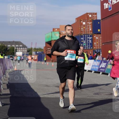 03.10.2025 - Köhlbrandbrückenlauf Michael Burmester http://msf.ph/oto/9031451 03.10.2025 10:37:38 Ziel 1988, 2390, 2505 meine-sportfotos.de