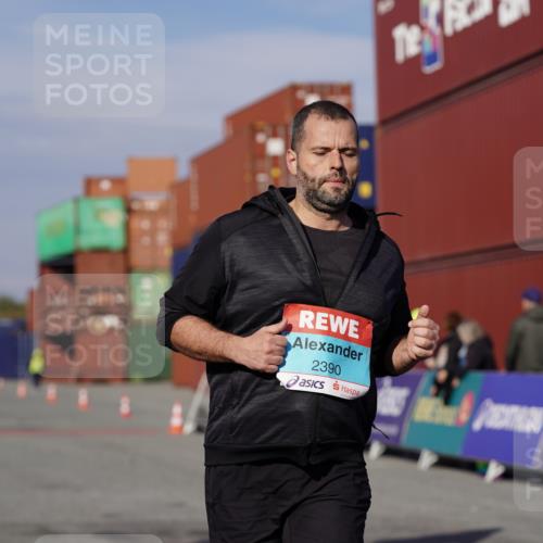 03.10.2025 - Köhlbrandbrückenlauf Michael Burmester http://msf.ph/oto/9031456 03.10.2025 10:37:39 Ziel 1988, 2390, 2505 meine-sportfotos.de