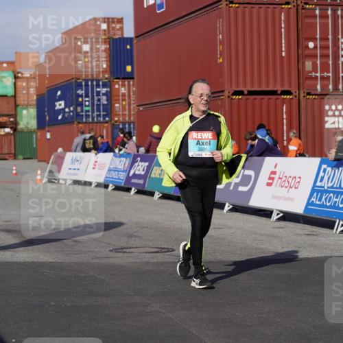 03.10.2025 - Köhlbrandbrückenlauf Michael Burmester http://msf.ph/oto/9031464 03.10.2025 10:37:41 Ziel 1988, 2505, 2688 meine-sportfotos.de