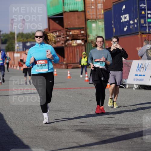 03.10.2025 - Köhlbrandbrückenlauf Michael Burmester http://msf.ph/oto/9031527 03.10.2025 10:37:58 Ziel 1136, 1254, 2597, 2602 meine-sportfotos.de