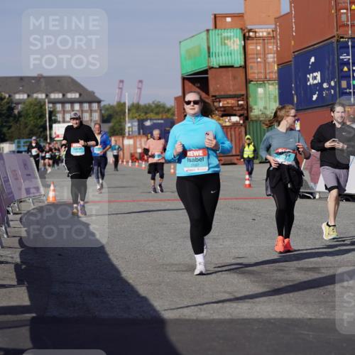 03.10.2025 - Köhlbrandbrückenlauf Michael Burmester http://msf.ph/oto/9031532 03.10.2025 10:37:58 Ziel 1136, 1254, 2597, 2602 meine-sportfotos.de
