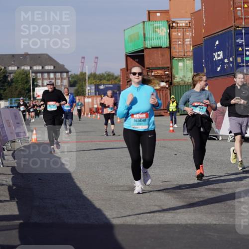 03.10.2025 - Köhlbrandbrückenlauf Michael Burmester http://msf.ph/oto/9031537 03.10.2025 10:37:58 Ziel 1136, 1254, 2597, 2602 meine-sportfotos.de