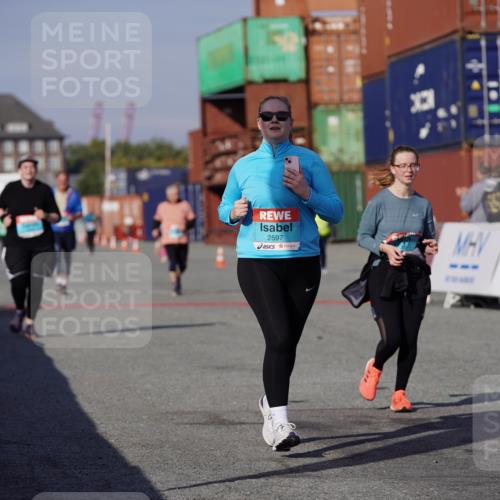03.10.2025 - Köhlbrandbrückenlauf Michael Burmester http://msf.ph/oto/9031540 03.10.2025 10:37:59 Ziel 1136, 1254, 2597, 2602 meine-sportfotos.de