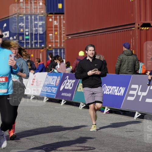 03.10.2025 - Köhlbrandbrückenlauf Michael Burmester http://msf.ph/oto/9031546 03.10.2025 10:38:00 Ziel 1136, 1254, 2597, 2602 meine-sportfotos.de
