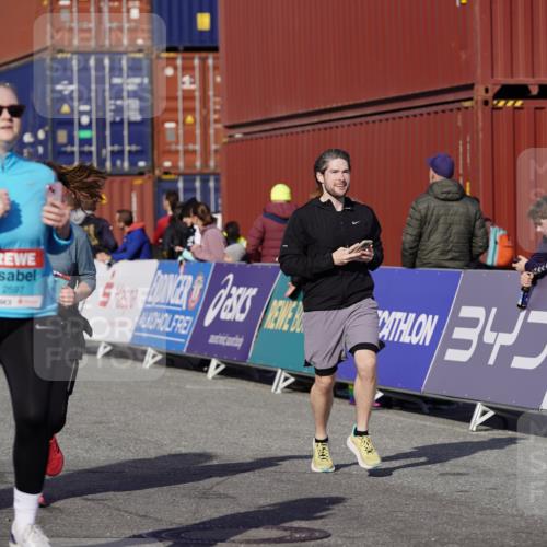 03.10.2025 - Köhlbrandbrückenlauf Michael Burmester http://msf.ph/oto/9031550 03.10.2025 10:38:00 Ziel 1136, 1254, 2597, 2602 meine-sportfotos.de