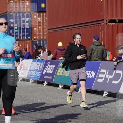 03.10.2025 - Köhlbrandbrückenlauf Michael Burmester http://msf.ph/oto/9031555 03.10.2025 10:38:00 Ziel 1136, 1254, 2597, 2602 meine-sportfotos.de