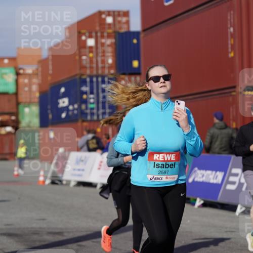03.10.2025 - Köhlbrandbrückenlauf Michael Burmester http://msf.ph/oto/9031566 03.10.2025 10:38:01 Ziel 1136, 1254, 2597, 2602 meine-sportfotos.de