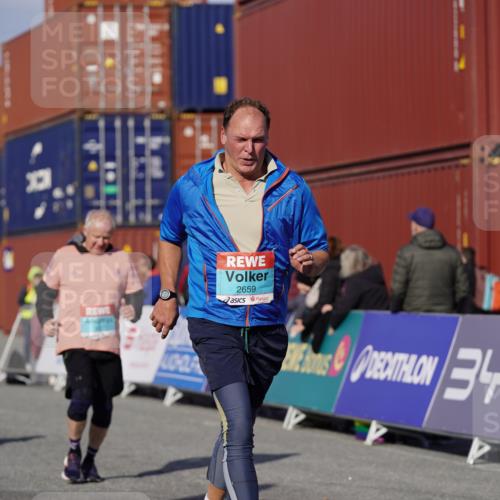 03.10.2025 - Köhlbrandbrückenlauf Michael Burmester http://msf.ph/oto/9031618 03.10.2025 10:38:09 Ziel 2453, 2659, 3097 meine-sportfotos.de